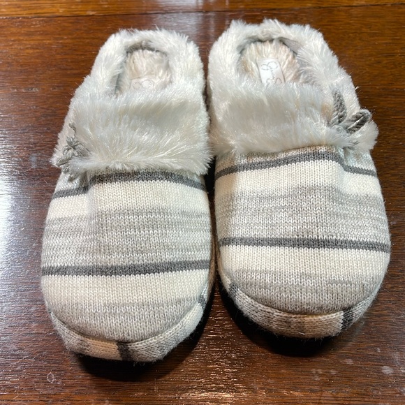 Jessica Simpson Other - JESSICA SIMPSON HOUSE-SHOES  SIZE 7-8 colors Grey’s and white